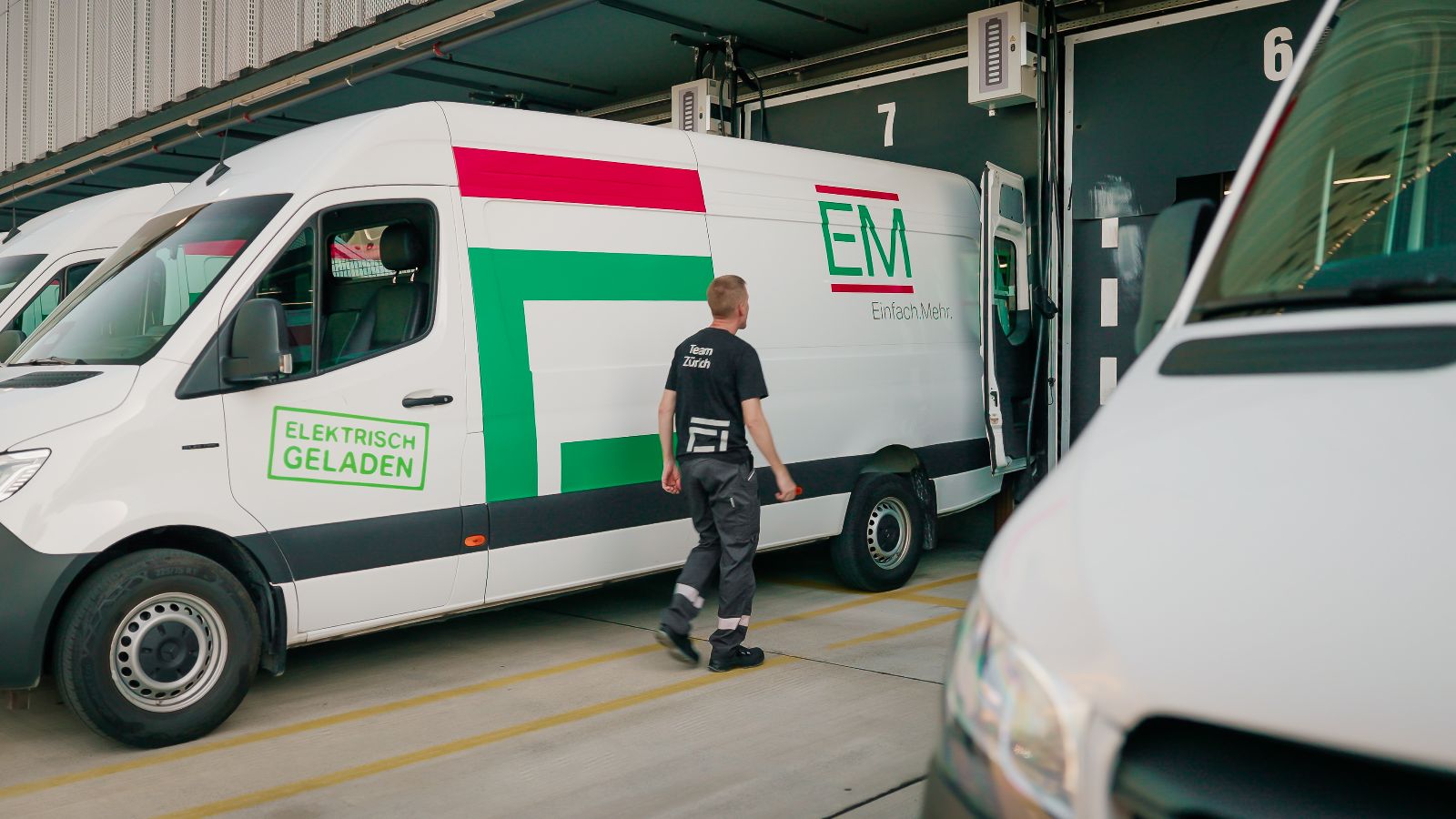 EM bricco Lösung an Rampe Das Laden funktioniert in den Standzeiten zwischen den Touren direkt an der Rampe.