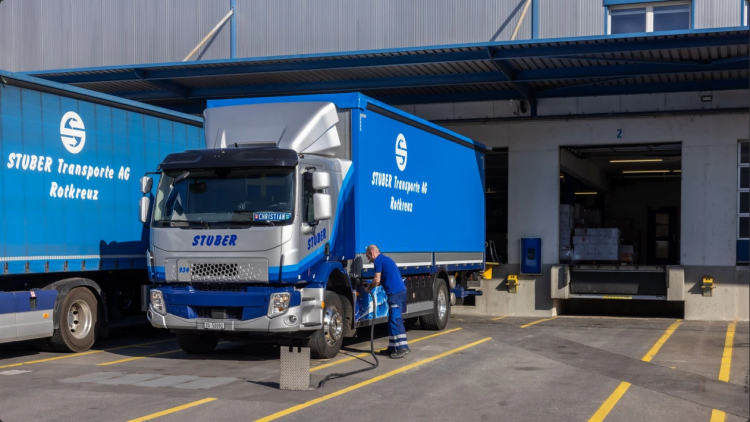 Die LKW an der Laderampe werden über unterirdische gesetzte Ladepunkte versorgt 